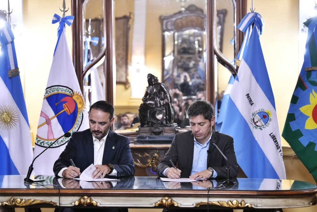 los gobernadores Axel Kicillof y Juan Pablo Valdés firman un convenio de cooperación